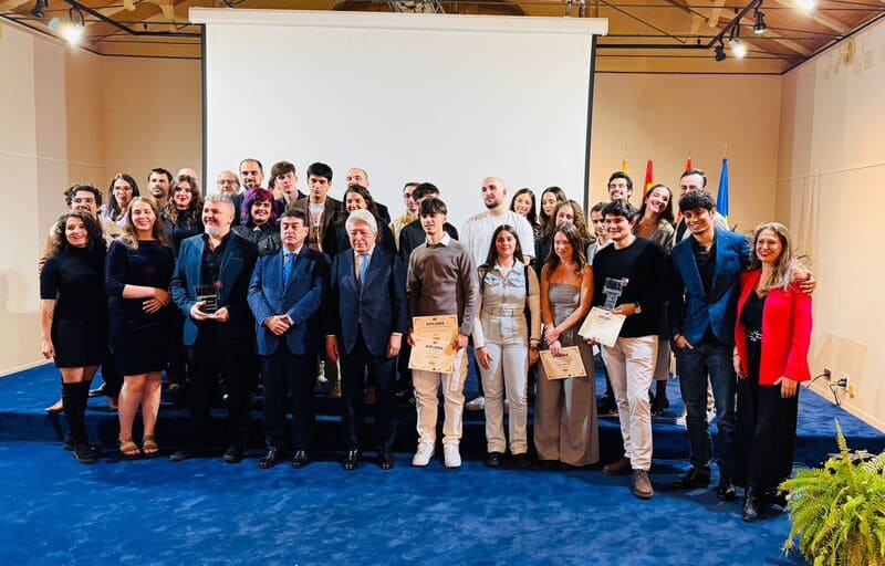 Enrique Cerezo con los ganadores del festival. / Ayuntamiento